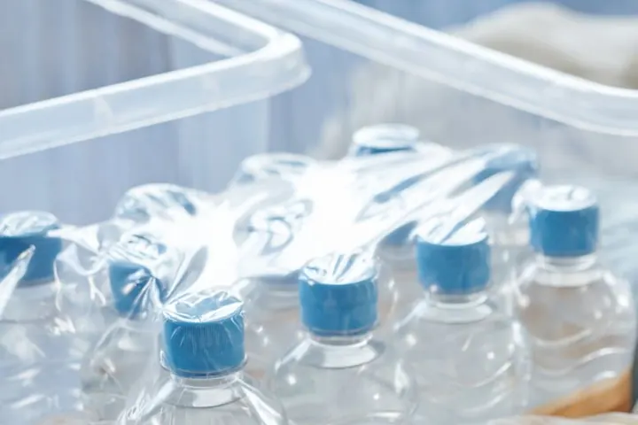 Un pack de bouteilles d'eau rangé dans une caisse