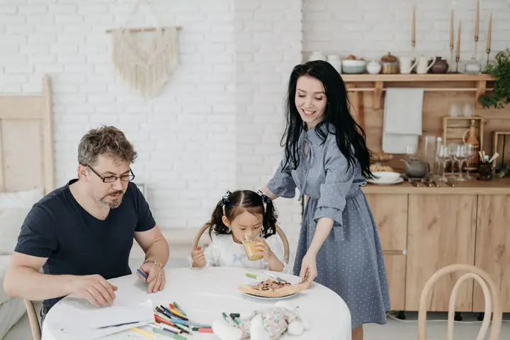 Une famille réunie autour de la table de la cuisine